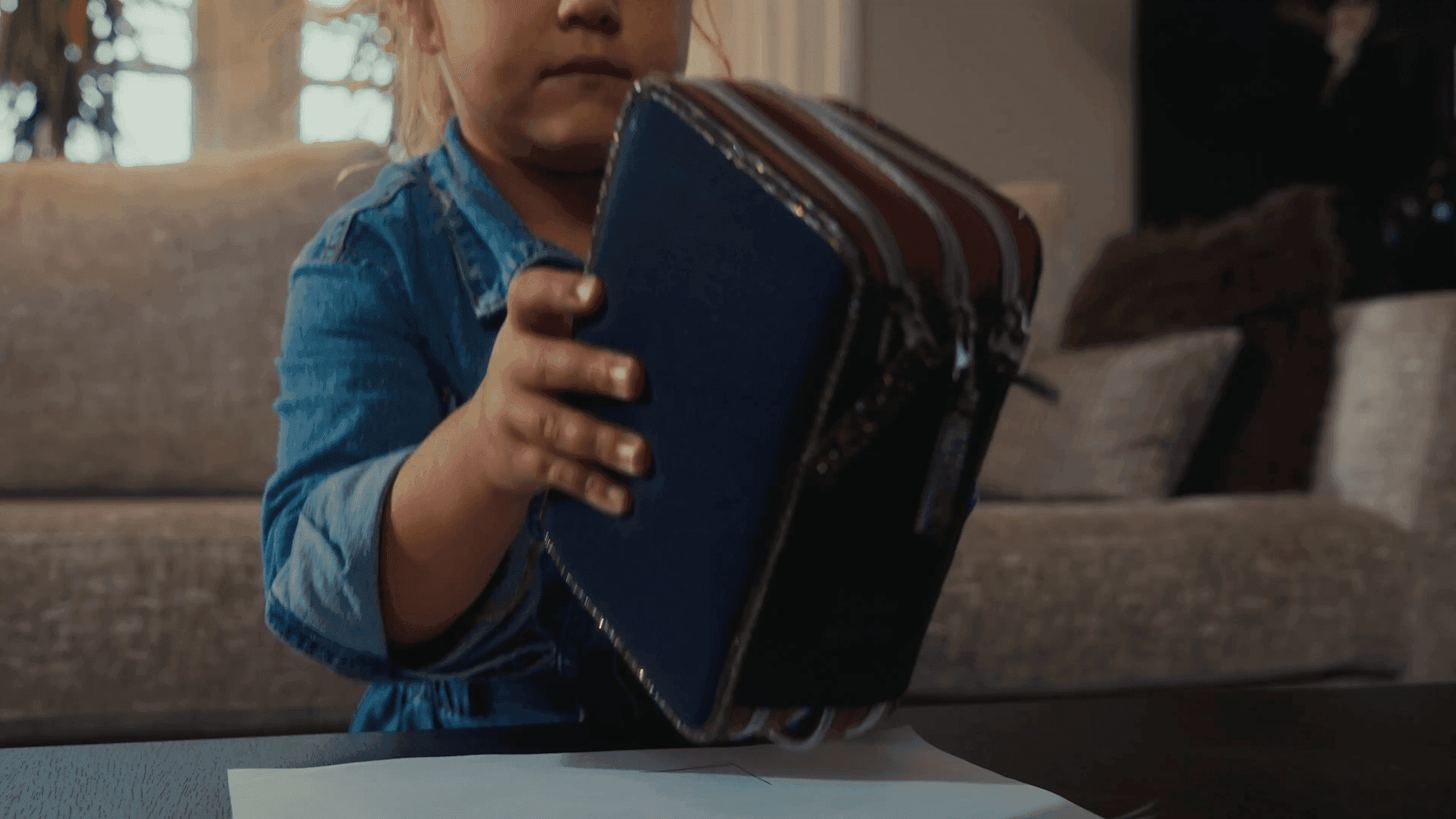 Still uit de bedrijfsfilm van Hardeman Isolatie – dak- en gevelbekleding