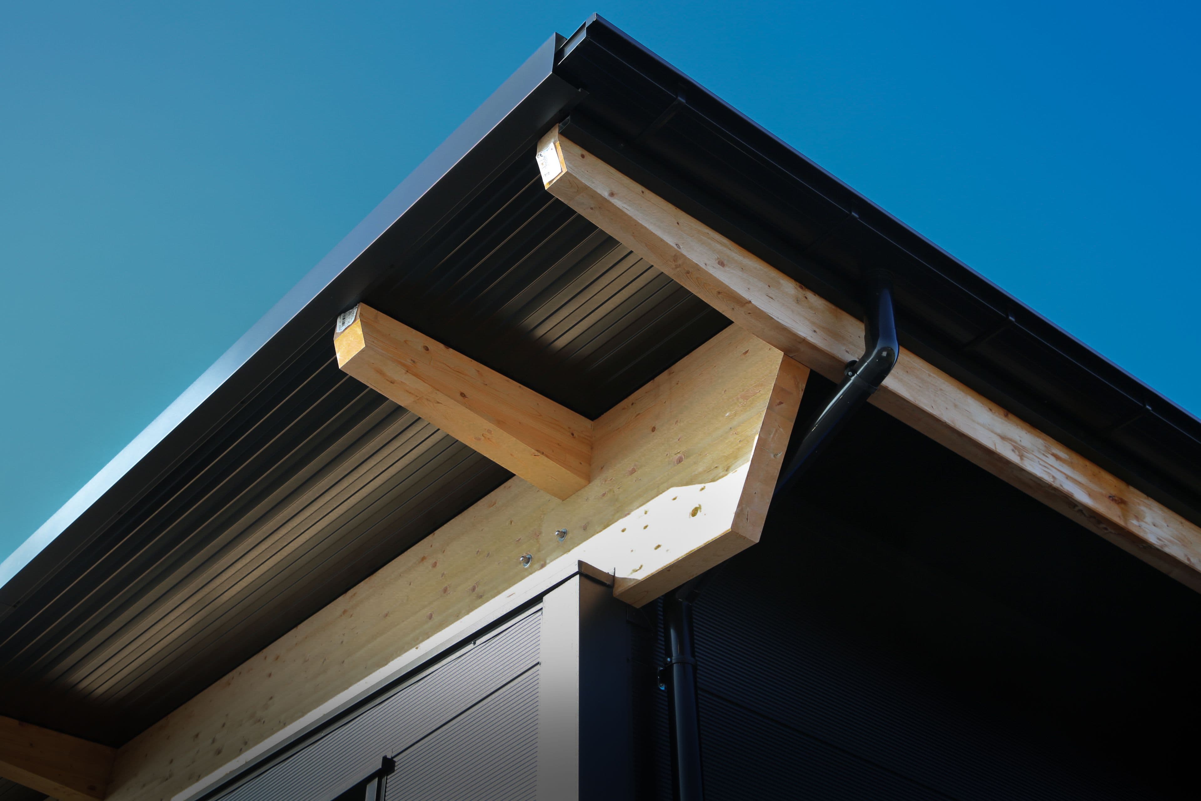 Dakdetail van het bedrijfsgebouw van Vrijuit Campers met moderne dak- en gevelafwerking