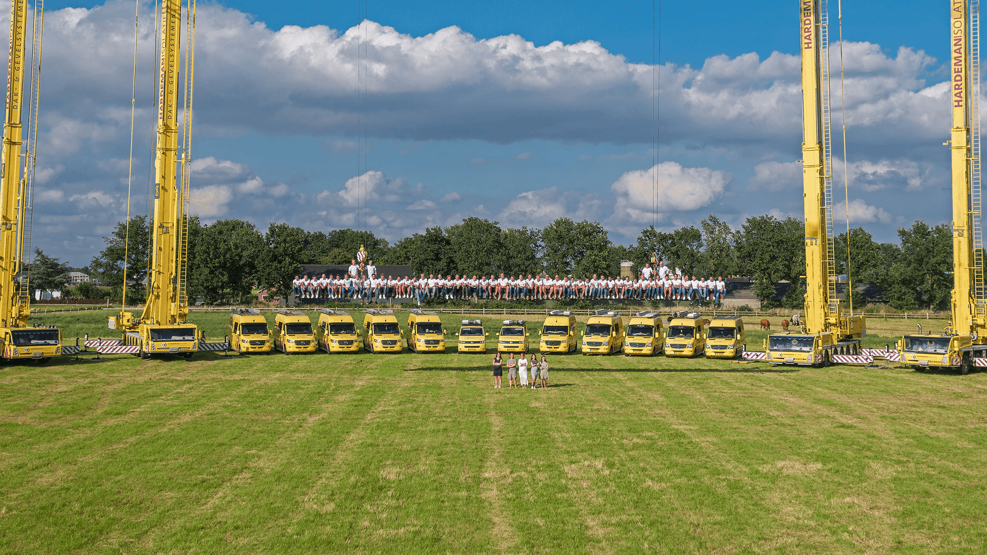 Team van Hardeman Isolatie met materieel en kranen op locatie