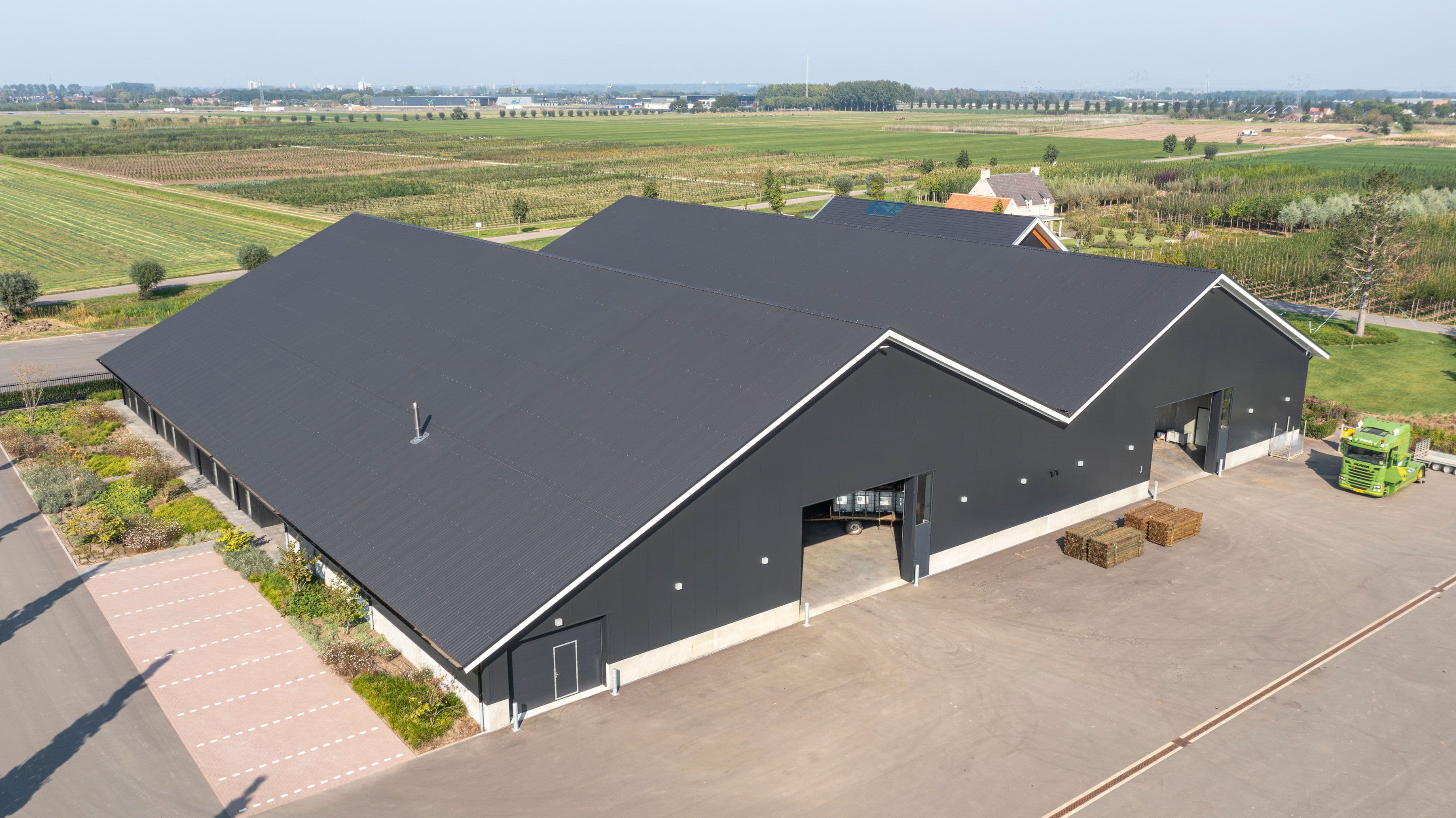 Moderne agrarische loods met geïsoleerde dak- en gevelbekleding door Hardeman Isolatie