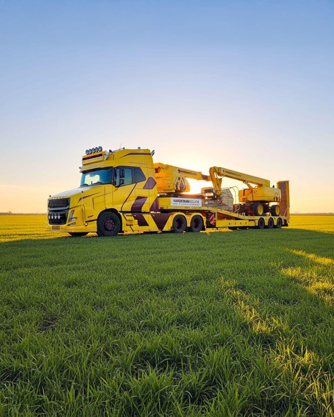 Zwaar transportmaterieel voor montage van dak- en gevelsystemen op bouwproject