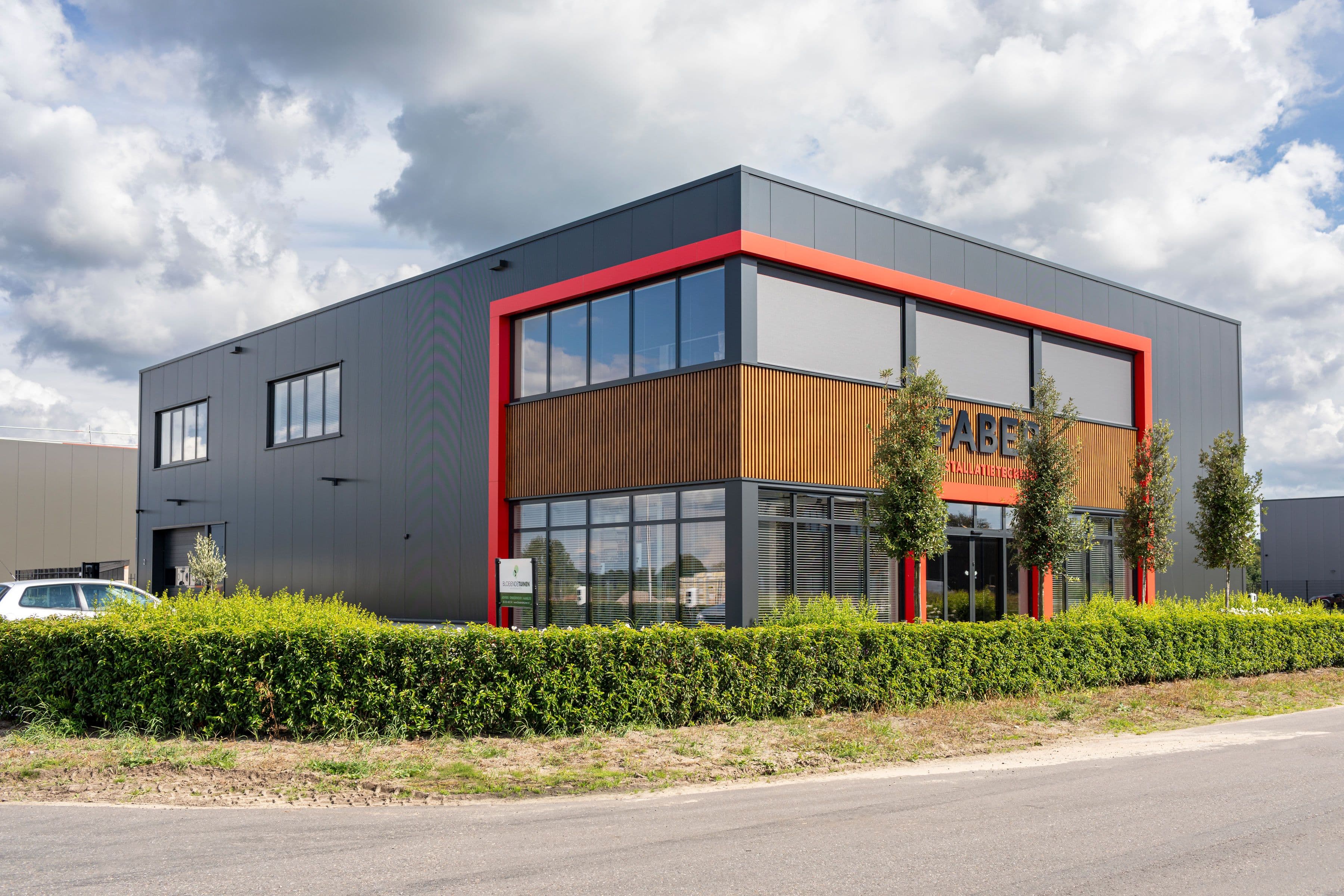 Nieuwbouw bedrijfspand met moderne dak- en gevelbekleding door Hardeman Isolatie