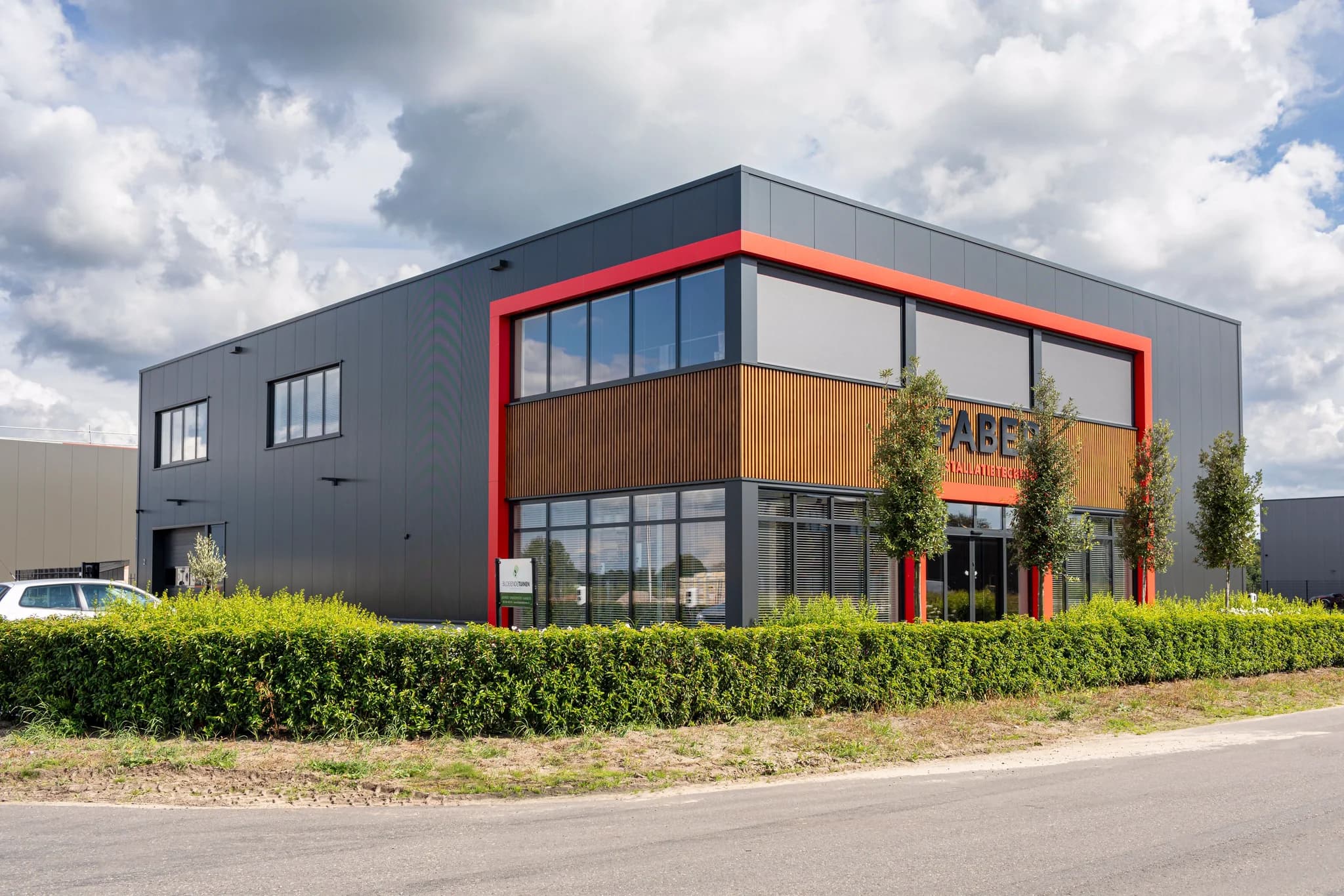Nieuwbouw bedrijfspand met moderne dak- en gevelbekleding door Hardeman Isolatie