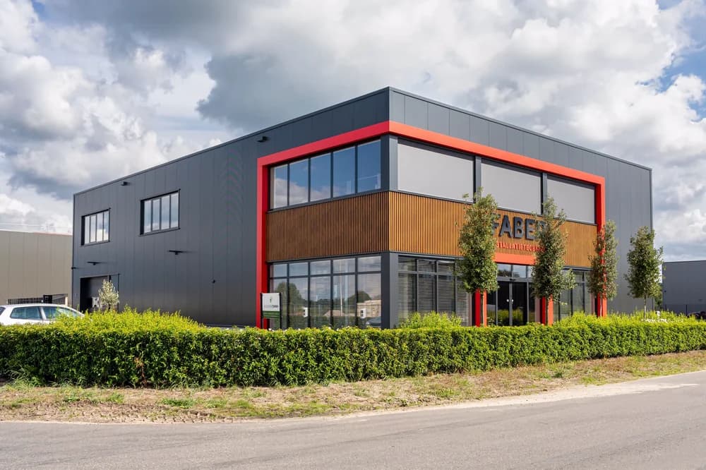 Nieuwbouw bedrijfspand met moderne dak- en gevelbekleding door Hardeman Isolatie